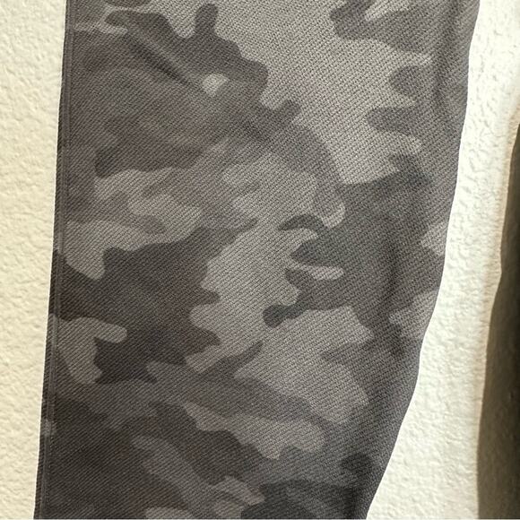 Spanx Seamless Green Camo Leggings SZ S - Picture 6 of 11